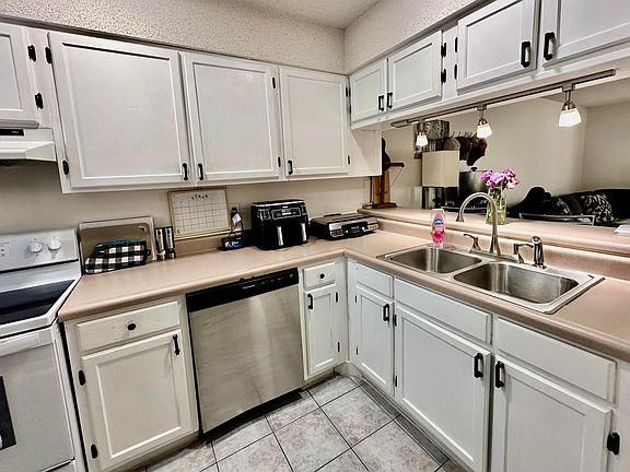 4th image of 204 4th St SE Unit D5