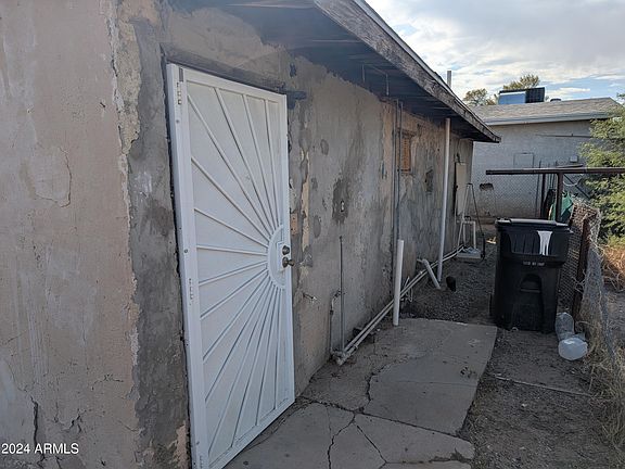 3rd image of 208 W DR MARTIN LUTHER KING JR Street