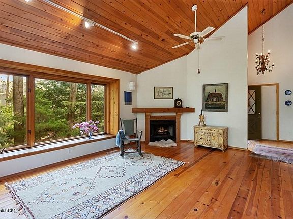 3rd image of 14385 Pinewood Dr