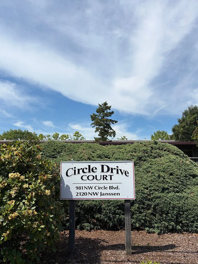 (690) Circle Court - 1 Bedroom / 1 Bathroom — Photo 1
