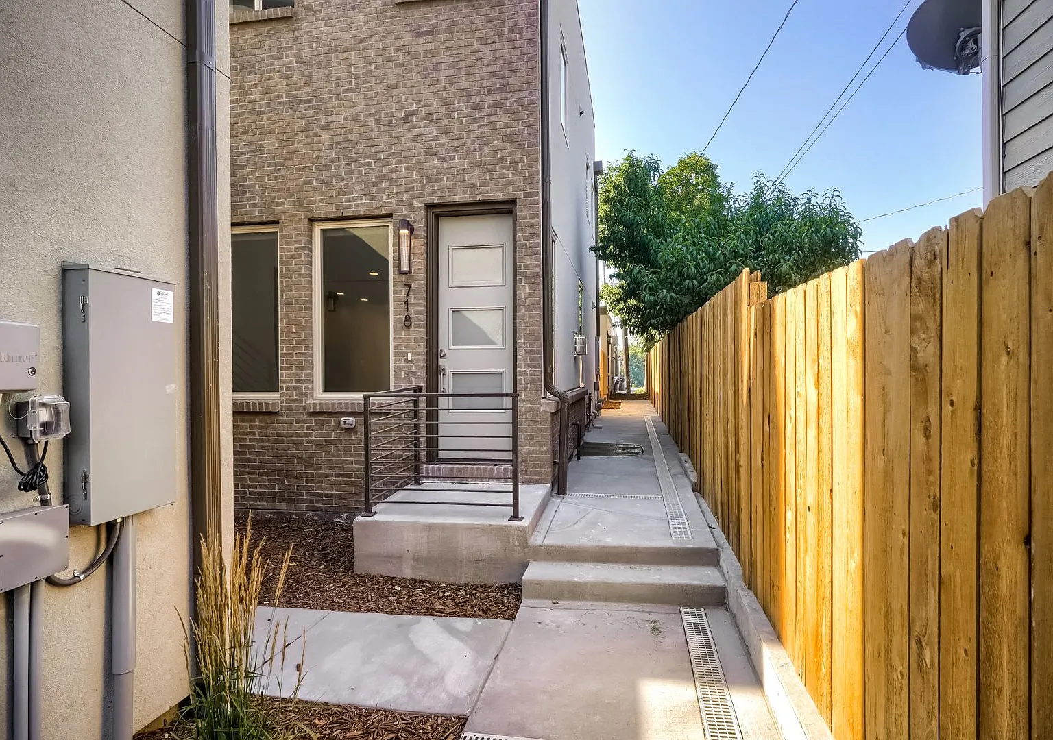 ** Incentives** 3 bedroom / 3.5 bath Townhome + 2 Large Flex Spaces & Spacious Roof Top Deck! — Photo 4