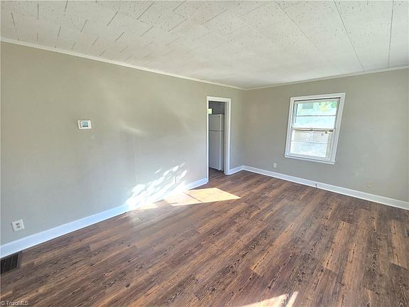 3rd image of 2302 McKinney St