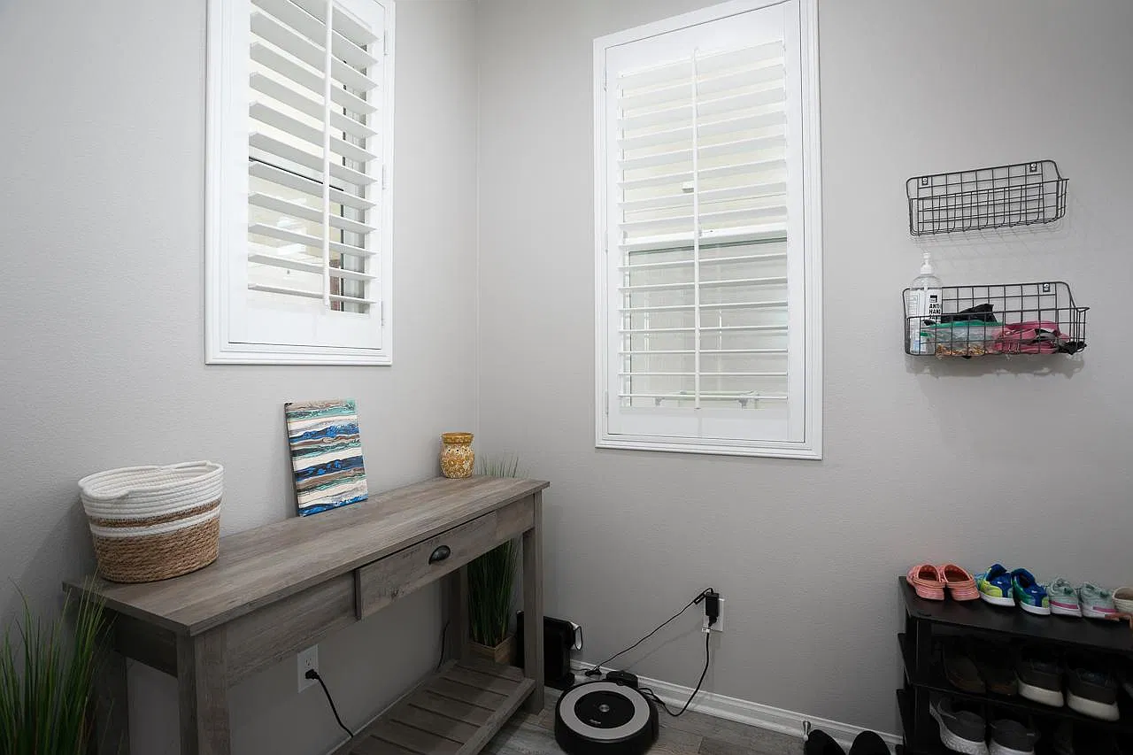 4 bed, 2323 sqft, $5,100 — Photo 3