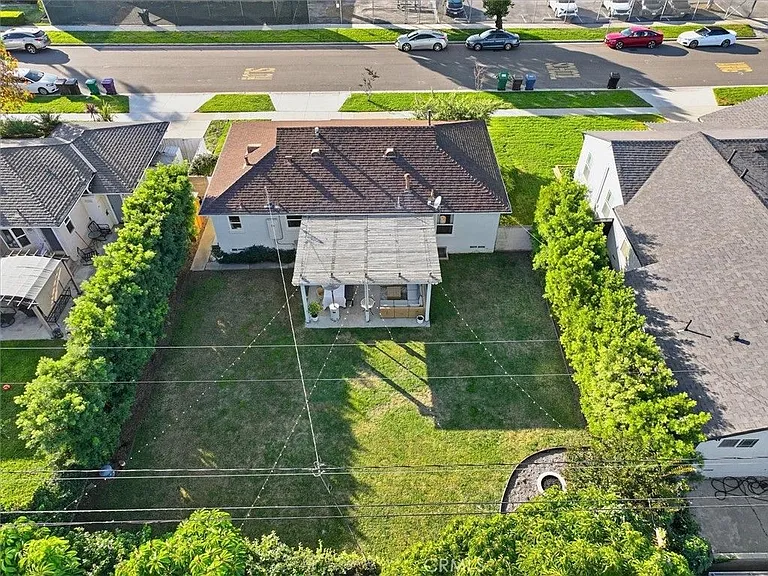 2324 Roycroft Ave — Photo 3