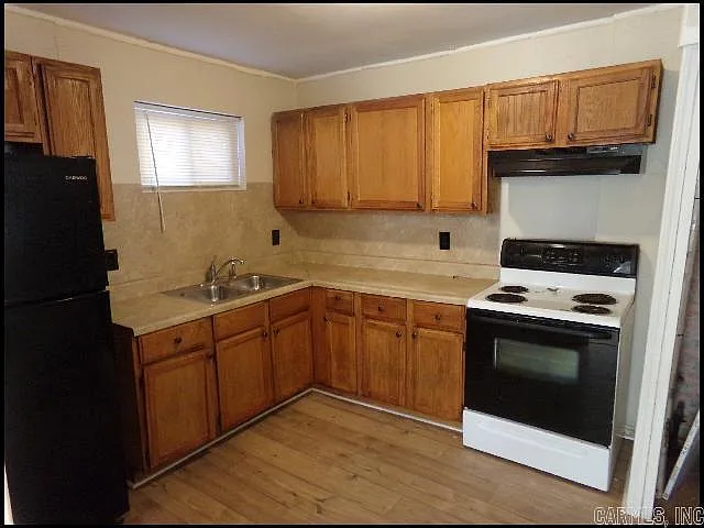3 bed, 1.0 bath, 1026 sqft, $995 — Photo 3