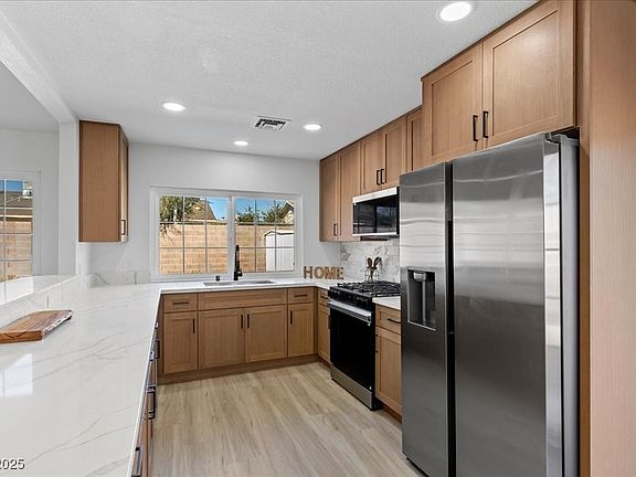 4th image of 634 Otono Dr