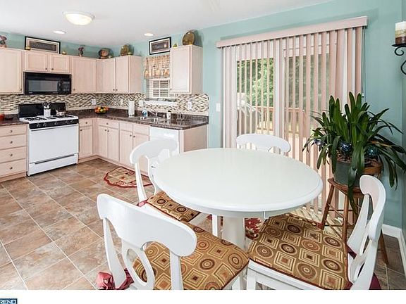 5th image of 232 Arrowwood Dr