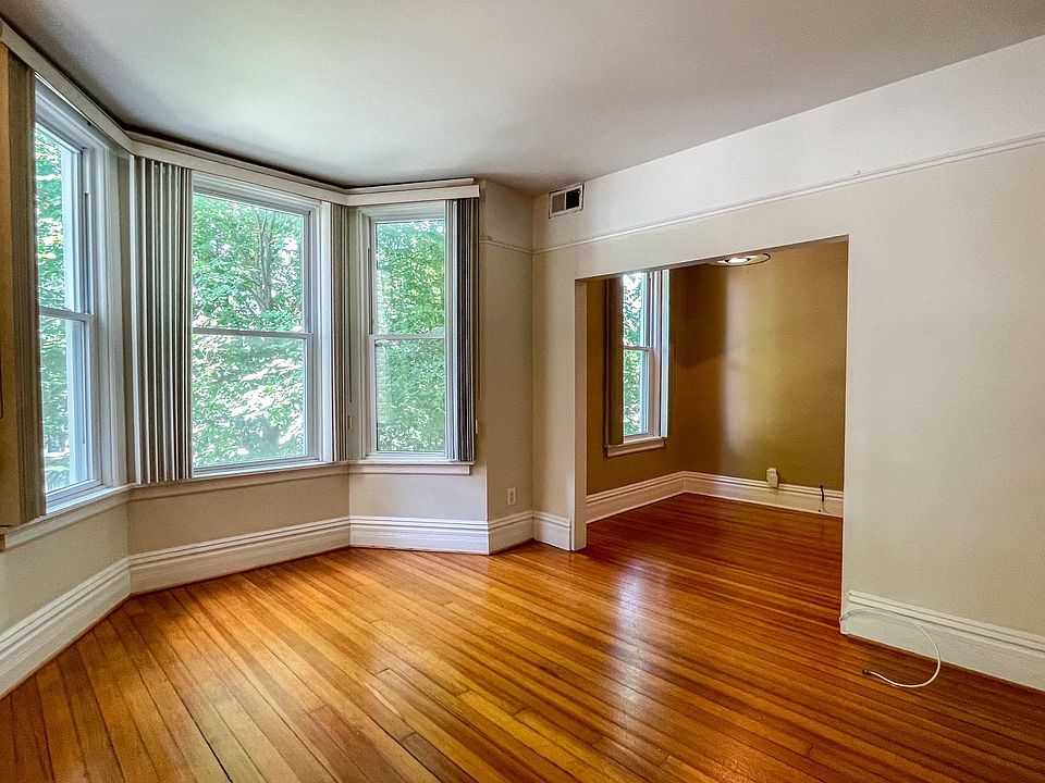 1st image of 3053 N Leavitt St #2