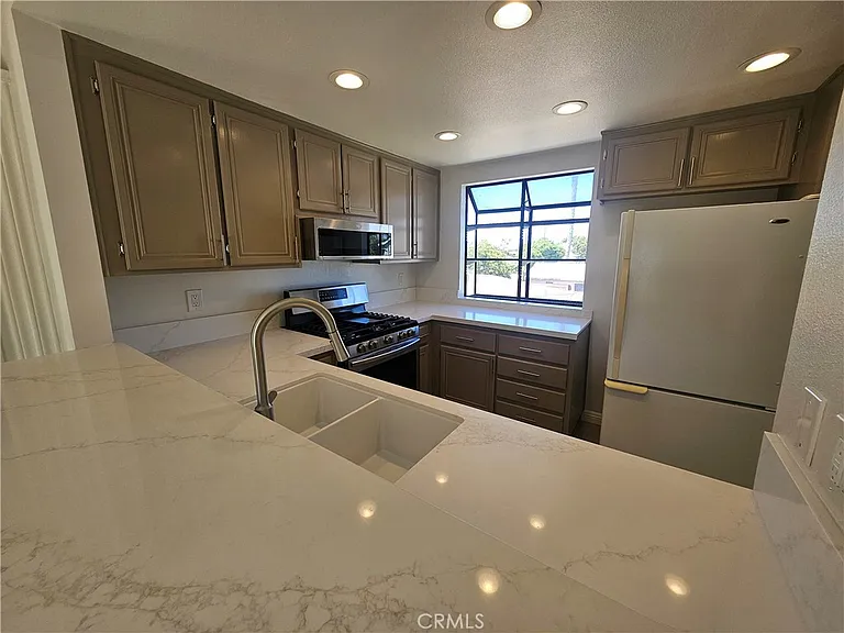 2336 Elden Ave #M — Photo 4