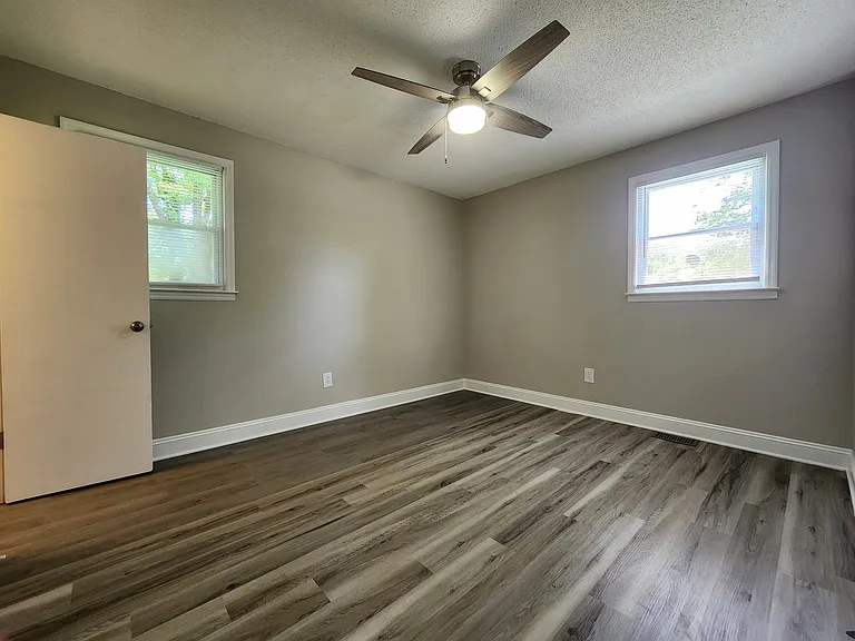 445 Summerland Dr — Photo 10