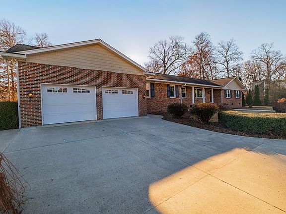 4th image of 1727 Country Club Dr