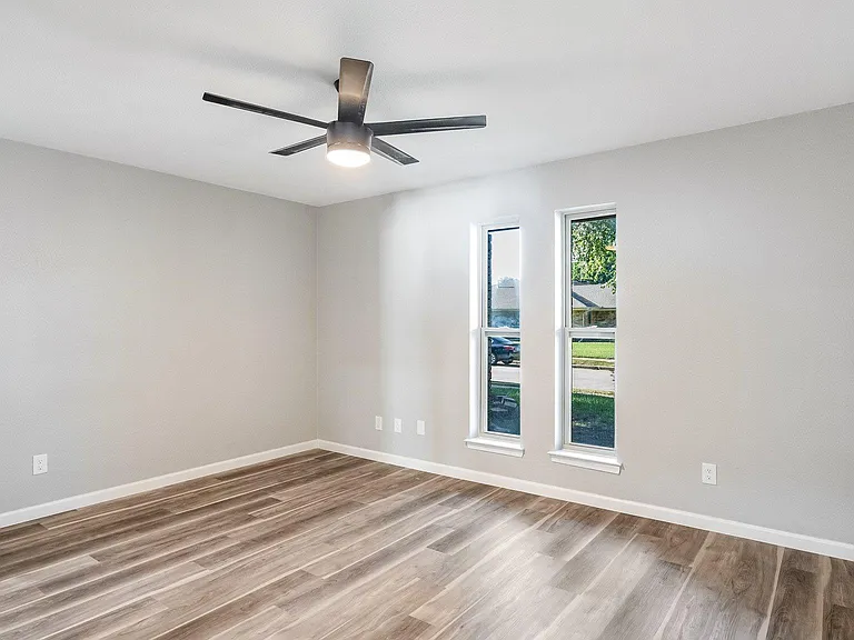 2416 Kimberly Ln — Photo 3