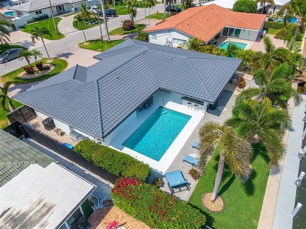 Fully Furnished W/ Boat Lift!! — Photo 2