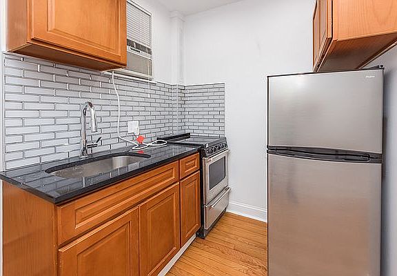 4th image of 215 W 16th St #3FE