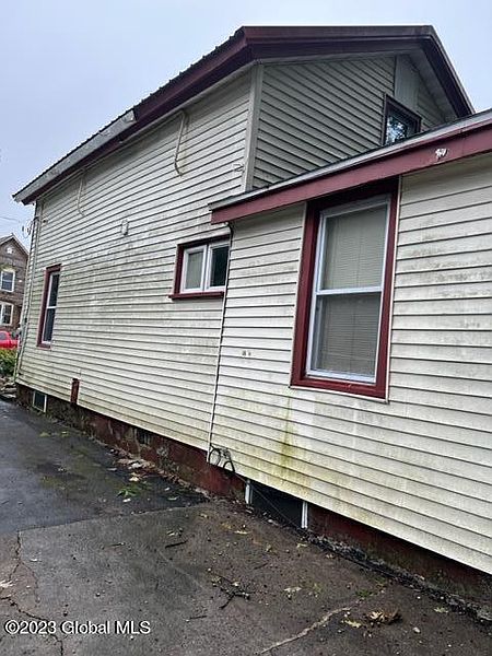 5th image of 105 Yale Street