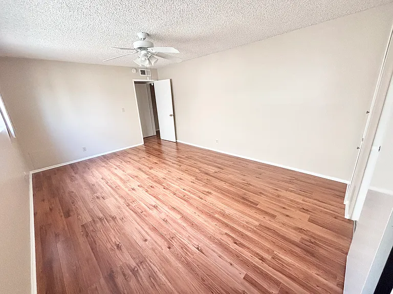 266 S El Molino Ave — Photo 10