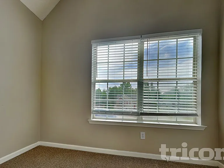 660 Tipperary Rd — Photo 8