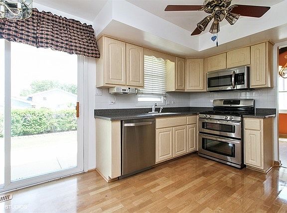 4th image of 16559 Parkview Ave