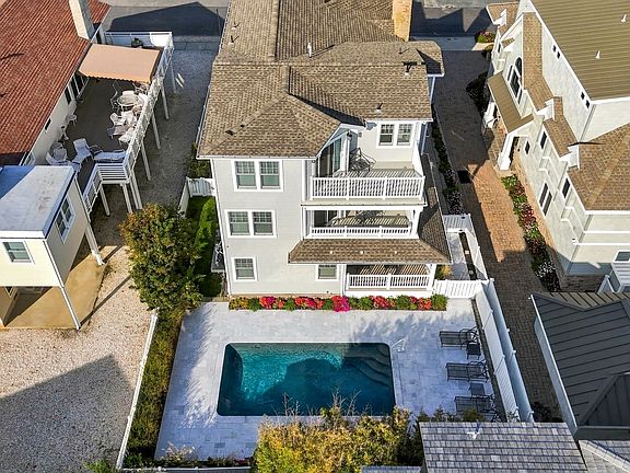 3rd image of 84 19th St E