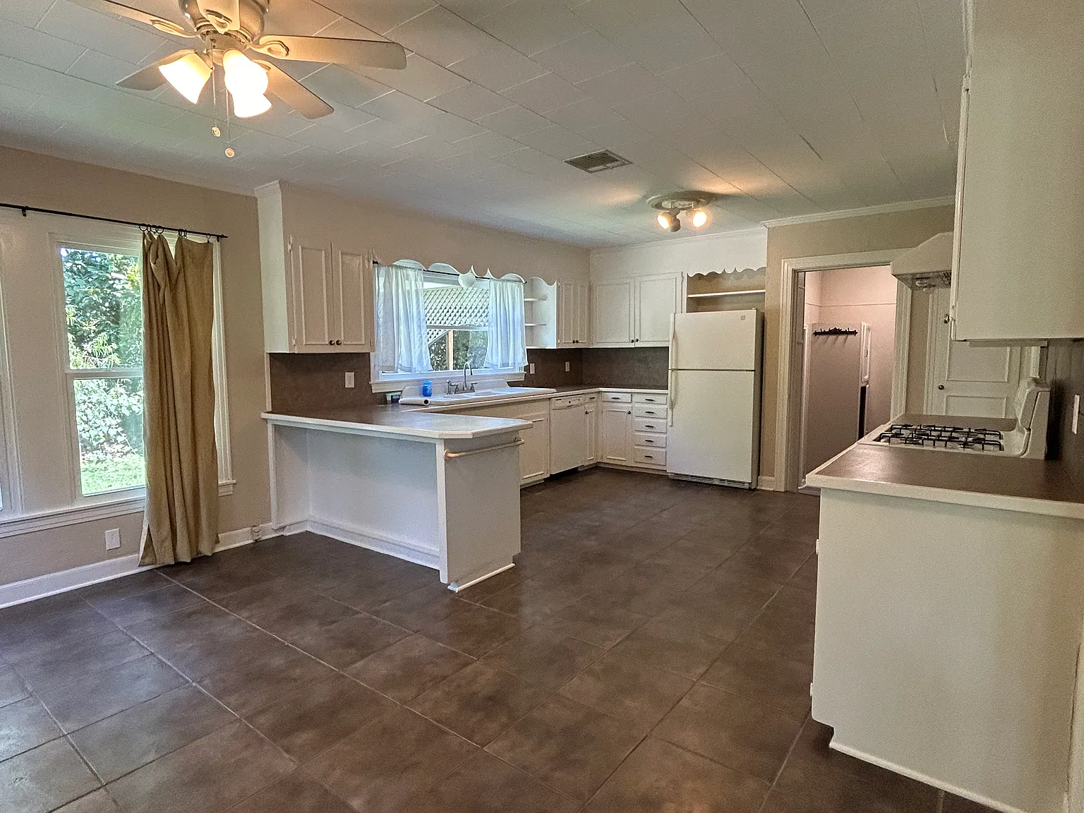 3 bed, 2000 sqft, $1,800 — Photo 3