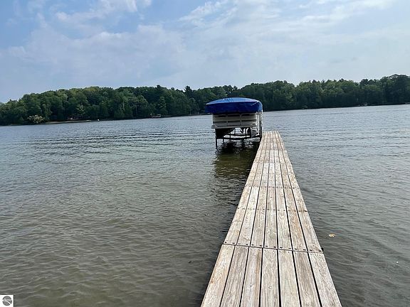 4th image of 7677 Mile Point Dr