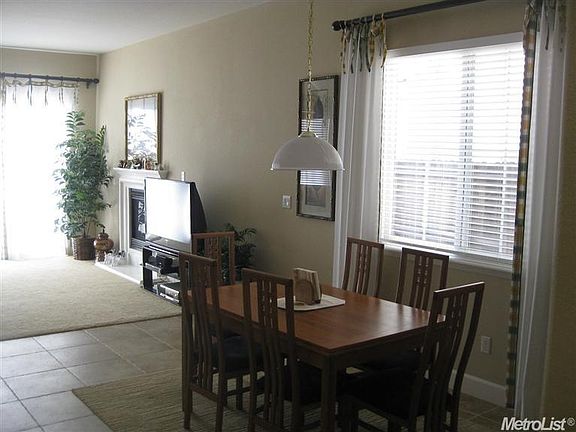 3rd image of 1673 Montrose Ln