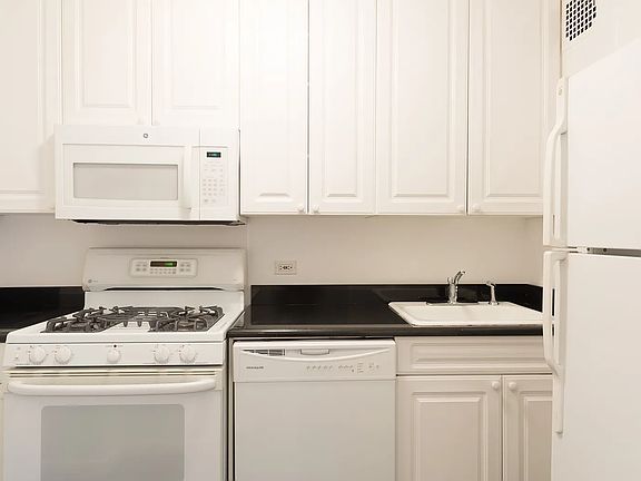 3rd image of 210 W 89th St APT 9N