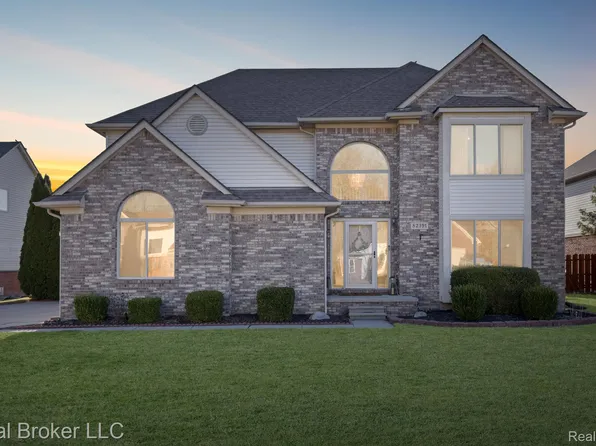 52391 Walnut Dr, Chesterfield, MI 48047