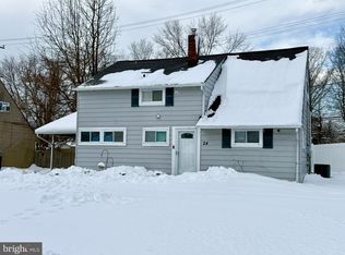 24 Roundwood Ln, Levittown, PA 19055