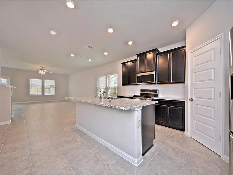 1015 Modesto Dr — Photo 7