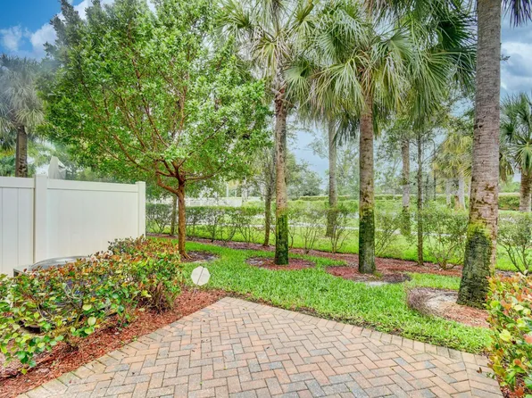 5981 Monterra Club Dr, Lake Worth, FL 33463