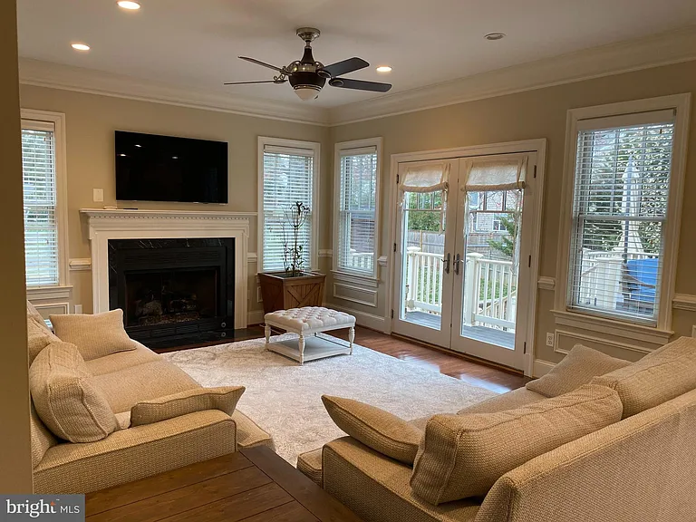 2138 Patrick Henry Dr — Photo 16