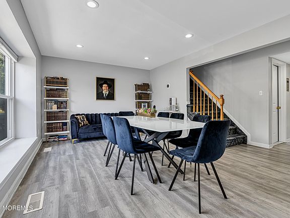 4th image of 202 Williamsburg Lane
