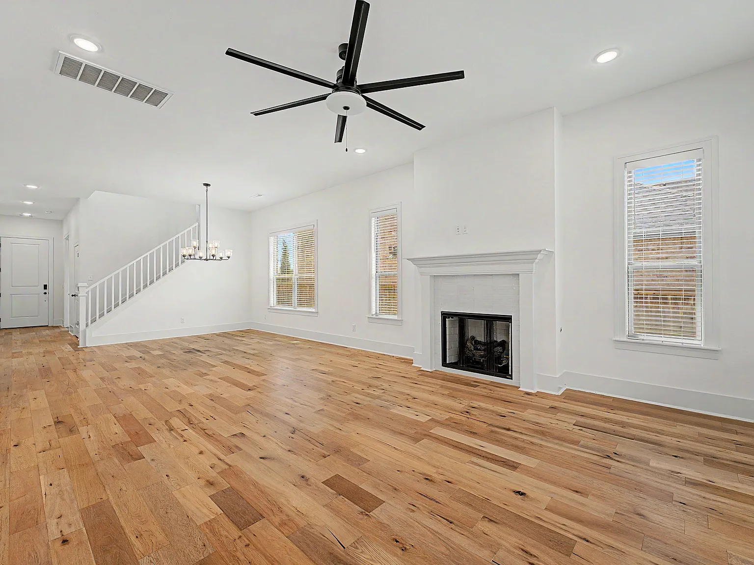 4 bed, 2584 sqft, $3,300 — Photo 3