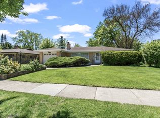 109 W Berkshire Ln, Mount Prospect, IL 60056