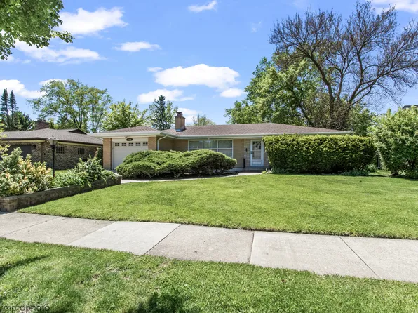 109 W Berkshire Ln, Mount Prospect, IL 60056