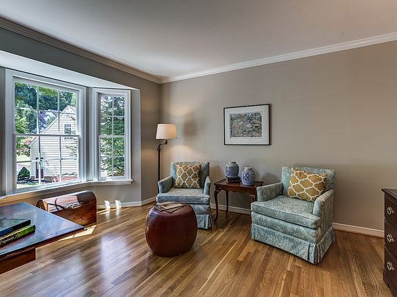 LR w/ refin. HW and bay wind