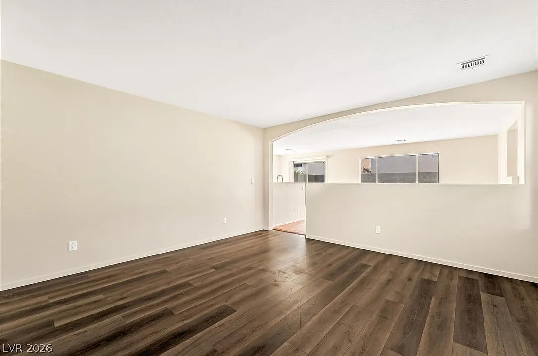 5 bed, 3.0 bath, 1818 sqft, $2,300 — Photo 3