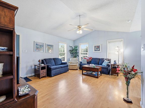 5th image of 119 Clearwater Dr