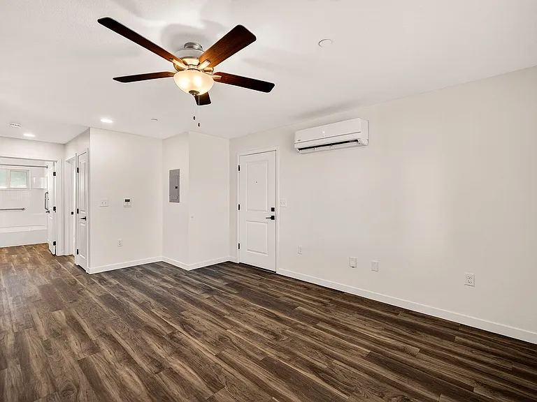 Villa Monterey Apartments — Photo 48