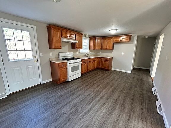 3rd image of 85 Emmet St #85