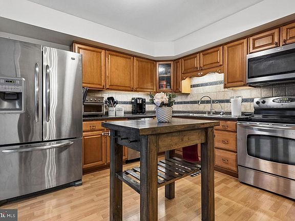 5th image of 529 Portsmouth Ct