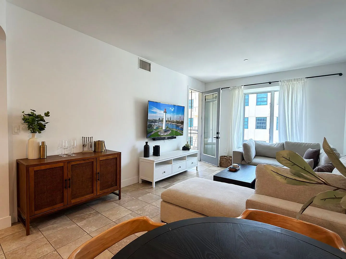 **150 The Promenade N #415 Long Beach** Upstairs Spacious 2 bedroom 2 bath — Photo 3