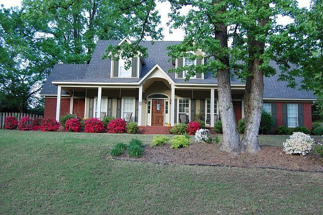 1st image of 820 Maplewood Dr