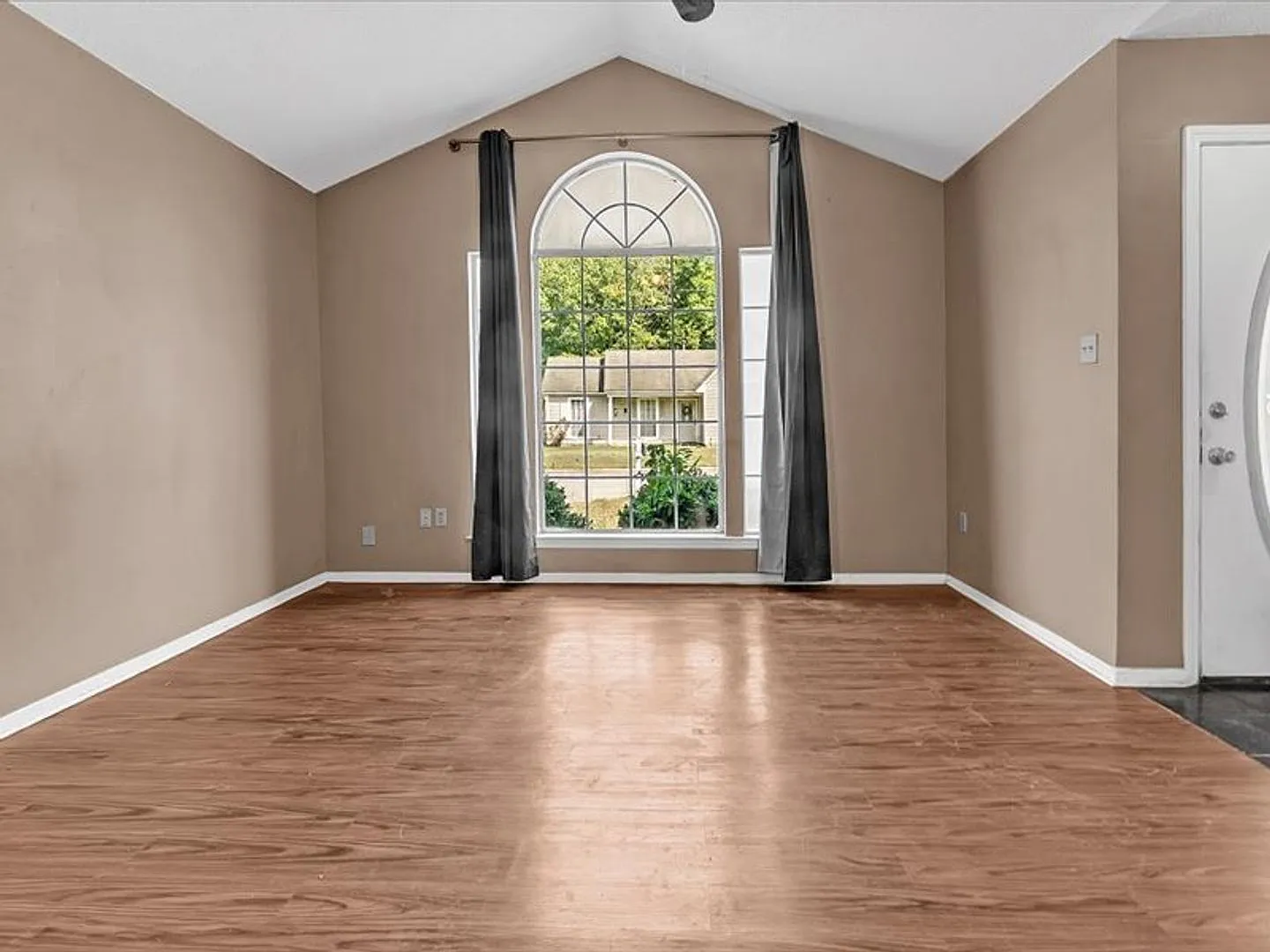 Charming 3-Bedroom, 2-Bath Home in Horn Lake Spacious & Move-In Ready! — Photo 4