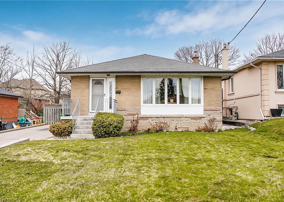 1st image of 32 Deevale Rd