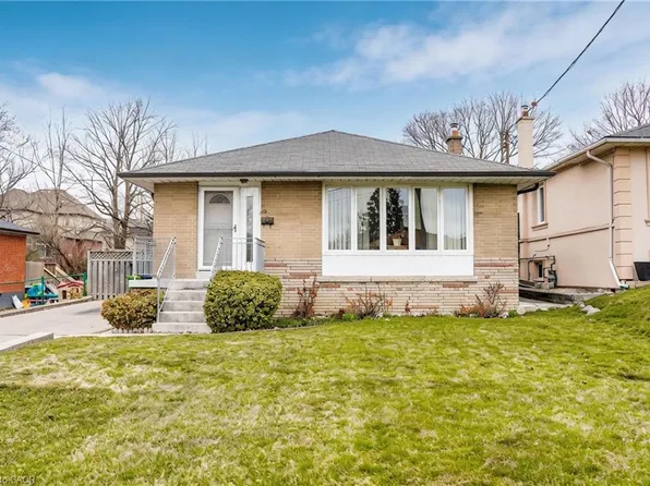 32 Deevale Rd, Toronto, ON M3M 1Z3