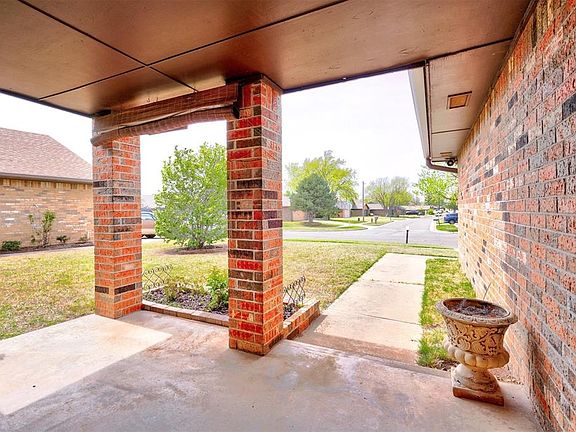 3rd image of 1016 Countrywood Ln
