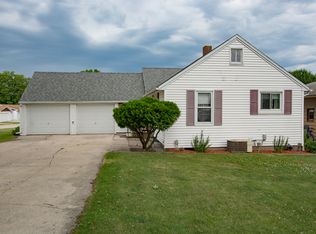 110 6th Ave, Newhall, IA 52315