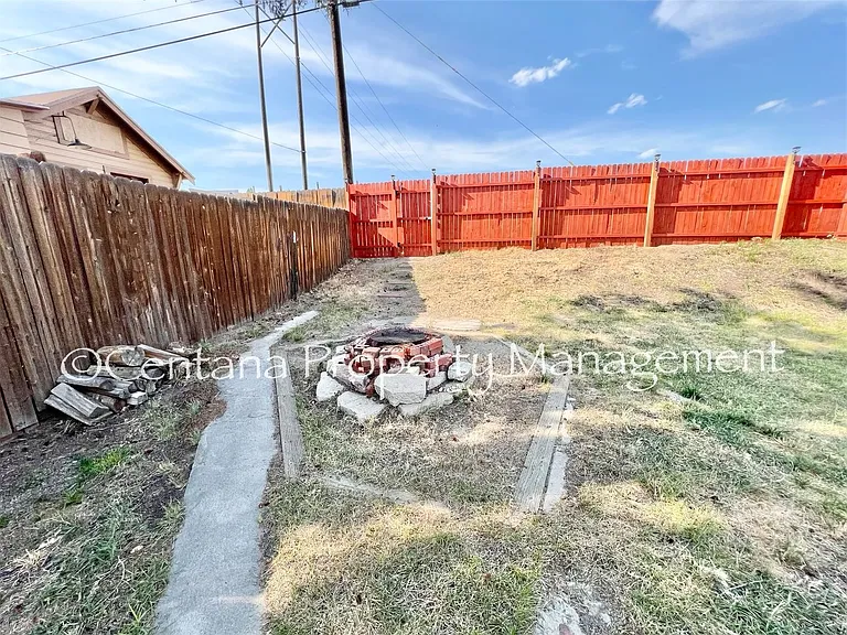 1305 E 2nd St — Photo 34